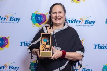 Kelly Saxberg with her award